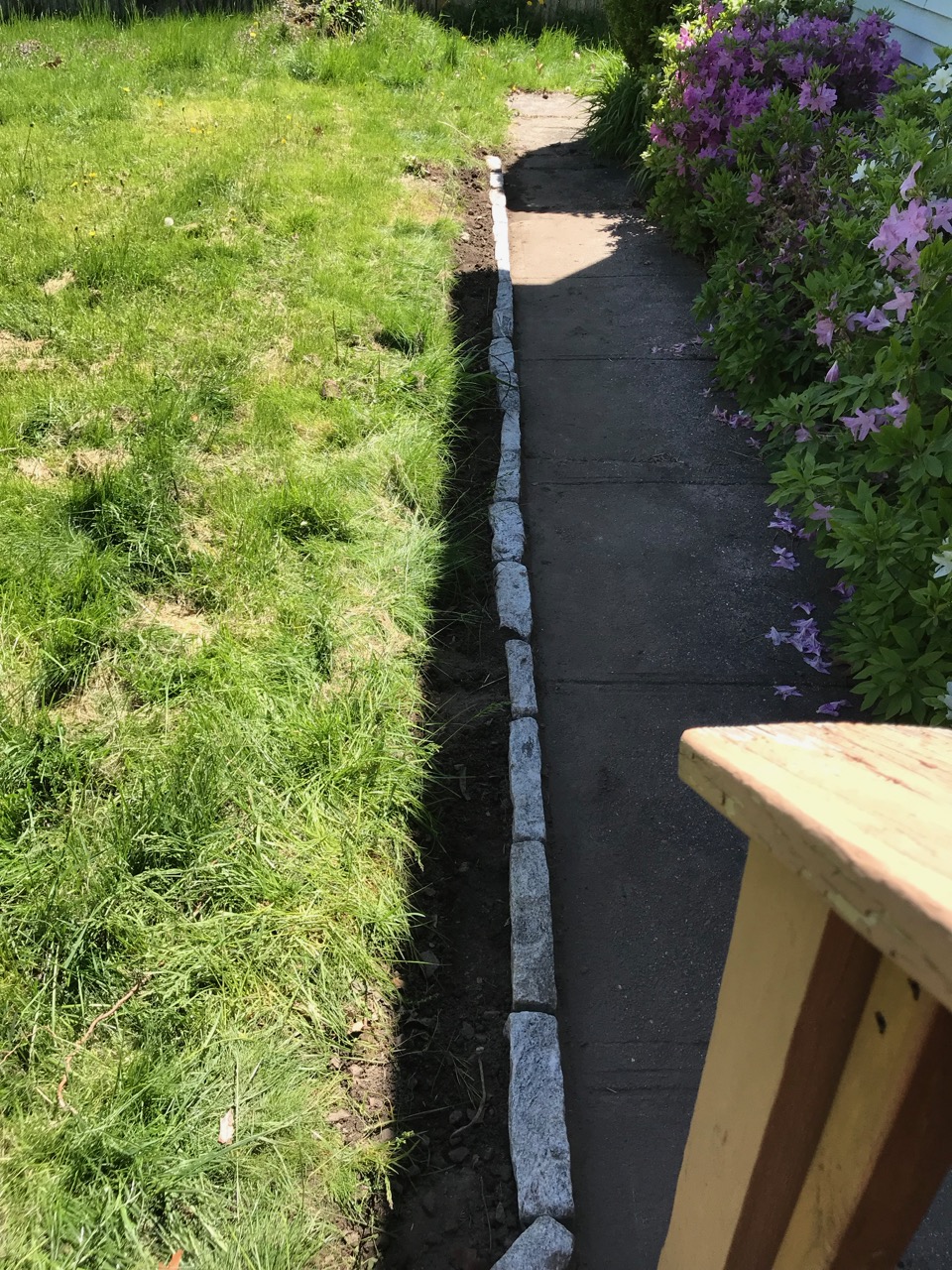 driveway-with-cobblestone-edging-border-and-a-granite-entrance